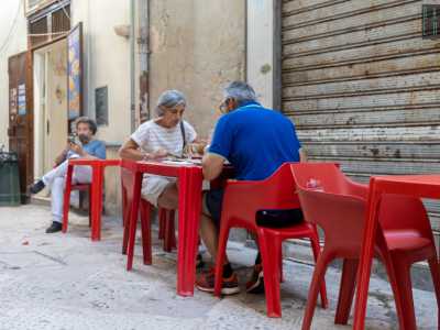 Iniziando sei anni fa solo con l�asporto, i �Zazz�� si sono poi allargati all�esterno posizionando dei tavoli sulla strada...